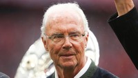 Franz Beckenbauer, kini 77 tahun, mengantar Jerman Barat ke final Piala Dunia dua kali beruntun, yakni pada 1986 dan 1990. Ia berhasil memenangi yang terakhir. Foto diambil tahun 2019. Foto: Bongarts/Getty Images/Alex Grimm
