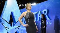 Foto: Kate Winslet Pakai Gaun Lama di Red Carpet Avatar 2, Tetap Memukau!