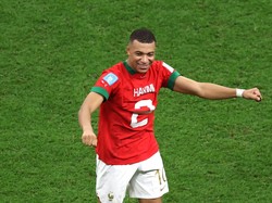 Mbappe tampak gembira saat memakai jersey Maroko milik sahabatnya. (Clive Brunskill/Getty Images)