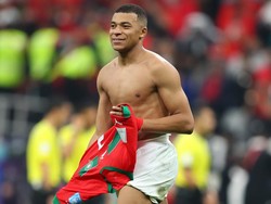 Usai laga Prancis Vs Maroko berakhir, Mbappe bertukar jersey dengan sabahatnya Hakimi. (Stefan Matzke - sampics/Corbis via Getty Images)