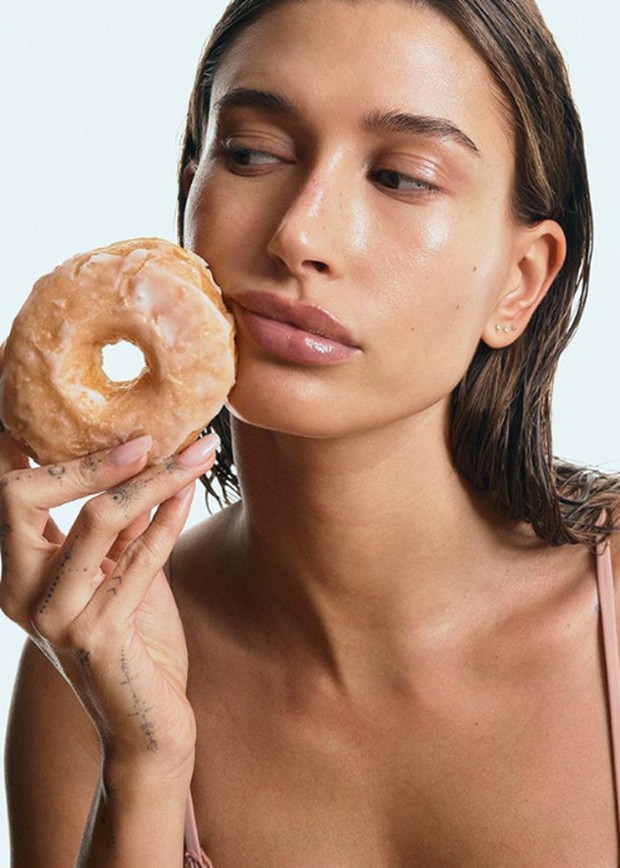 Hailey Bieber glazed donut makeup/Foto: beautycrew.com Hailey Bieber glazed donut makeup