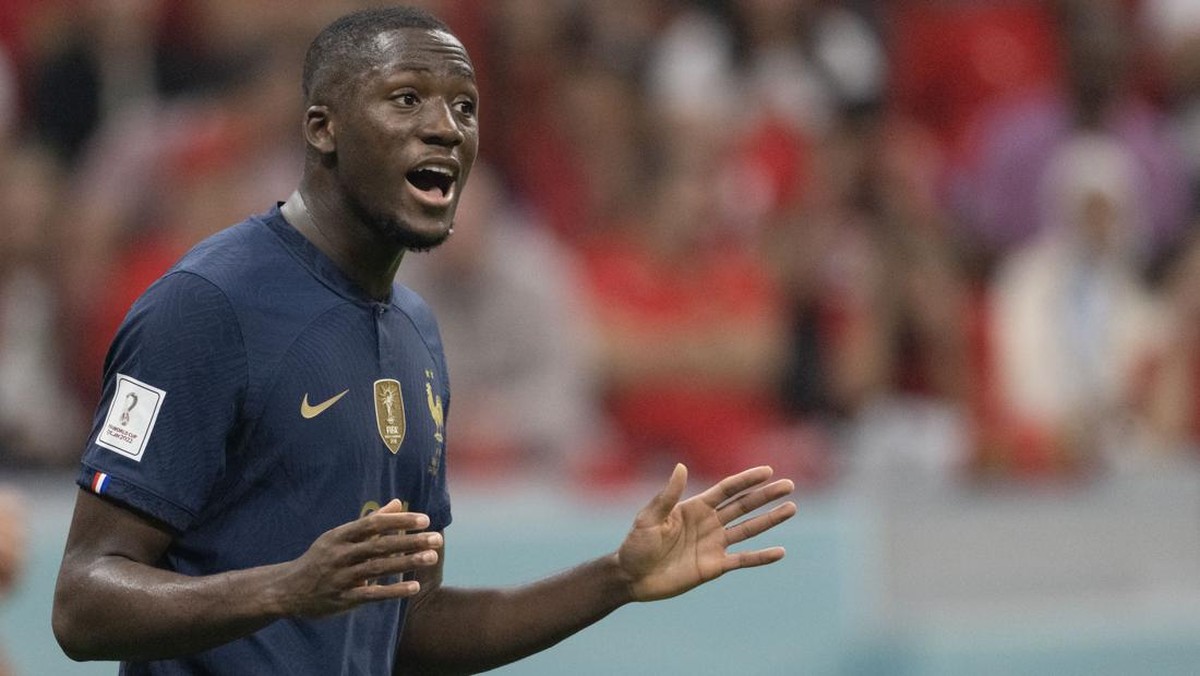 Ibrahima Konate bersama rekan setimnya Jules Kounde terpaksa tidak ikut selebrasi kelolosan Prancis ke final Piala Dunia 2022. (Foto: Getty Images/Sebastian Frej/MB Media)
