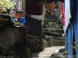 Menjajal Jalur 1.000 Anak Tangga di Kampung Pelangi 200 Bandung