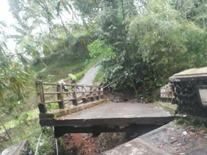 Jembatan Penghubung 4 Desa Ambruk Diterjang Luapan Sungai