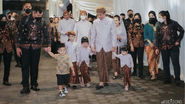 Jokowi bersama cucu-cucunya. (Instagram @ayanggkahiyang)