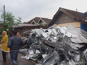 Kanopi di Malang Tertiup Angin Timpa Sejumlah Bangunan hingga Rusak