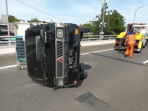 Pecah Ban, Mobil Boks Terguling di Dekat Exit Tol Jelambar Pecah Ban, Mobil Boks Terguling di Dekat Exit Tol Jelambar