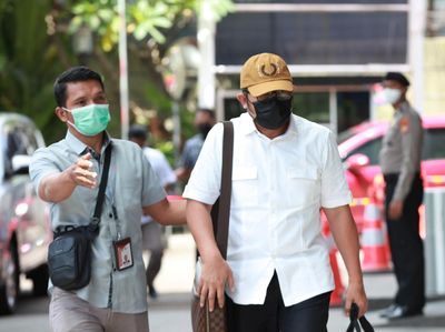 Kena OTT KPK, Wakil Ketua DPRD Jatim Digelandang KPK