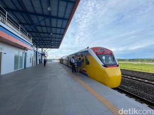 Jokowi Posting Kereta Api Makassar-Parepare, Akan Menyambung hingga Manado