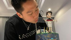 Lucunya Pose Kevin Sanjaya saat Dapat Kue Bertema Badminton