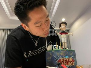 Lucunya Pose Kevin Sanjaya saat Dapat Kue Bertema Badminton Lucunya Pose Kevin Sanjaya saat Dapat Kue Bertema Badminton
