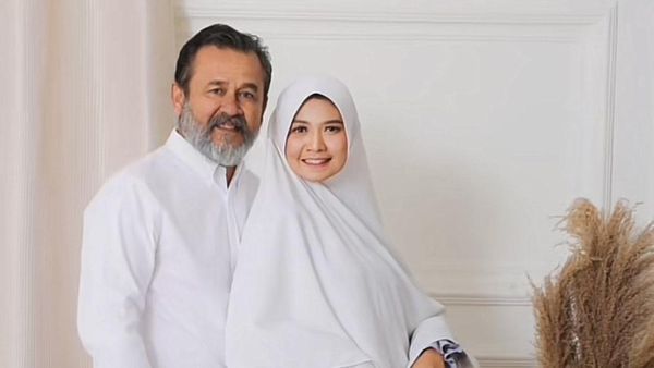 6 Foto Pengantin Beda Usia 22 Tahun Viral, Wajah Suaminya Jadi Sorotan