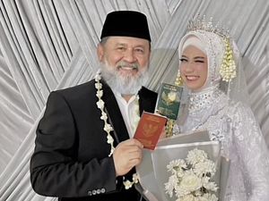 Viral Pengantin Beda Usia 22 Tahun, Wajah Suaminya Jadi Sorotan, Tak Terduga