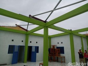 Kanopi Apotek di Malang Terbang Diterjang Angin, Pemilik Rugi Rp 200 Juta Kanopi Apotek di Malang Terbang Diterjang Angin, Pemilik Rugi Rp 200 Juta