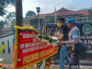 Korban Quotex Rusak Karangan Bunga Dukungan untuk Doni Salmanan