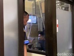 KPK Geledah Ruang Kassubag Sekwan DPRD Jatim Usai OTT Sahat Tua Simanjuntak