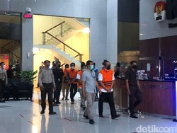 Diborgol-Berompi Oranye, Wakil Ketua DPRD Jatim Resmi Ditahan KPK