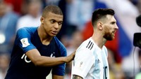 Pada hari Minggu di Lusail Stadium, keduanya takkan bahu-membahu seperti ketika membela PSG. Messi dan Mbappe bakal jadi seteru dulu, saat Argentina berhadapan dengan Prancis di final Piala Dunia 2022. Foto: NurPhoto via Getty Images/NurPhoto