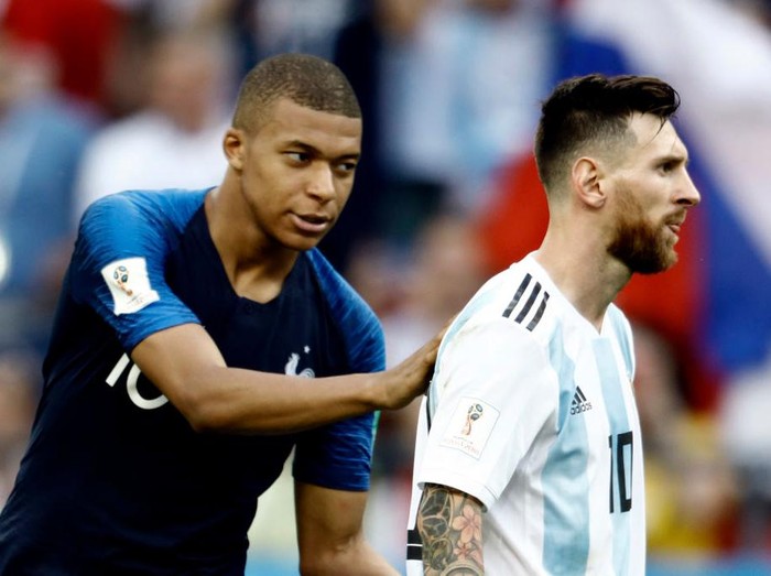 Lionel Messi (R) of Argentina and Kylian Mbappe of France embrace after the 2018 FIFA World Cup Russia Round of 16 match between France and Argentina at Kazan Arena on June 30, 2018 in Kazan, Russia.  (Photo by Mehdi Taamallah/NurPhoto via Getty Images)