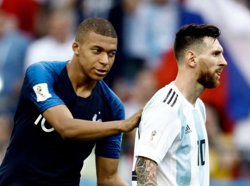 Lionel Messi (R) of Argentina and Kylian Mbappe of France embrace after the 2018 FIFA World Cup Russia Round of 16 match between France and Argentina at Kazan Arena on June 30, 2018 in Kazan, Russia.  (Photo by Mehdi Taamallah/NurPhoto via Getty Images)