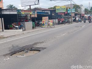 Awas! Ada Lubang Besar Menganga di Jalan Karya Wisata Medan Awas! Ada Lubang Besar Menganga di Jalan Karya Wisata Medan