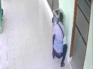 Maling Terekam CCTV Garong Kotak Amal Masjid di Banyuwangi Maling Terekam CCTV Garong Kotak Amal Masjid di Banyuwangi