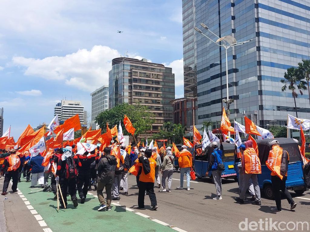Massa Buruh Long March dari Bundaran HI ke Patung Kuda, Lalin Macet