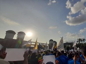 Bak Protes di China, Mahasiswa Bentangkan Kertas Putih di Depan DPR