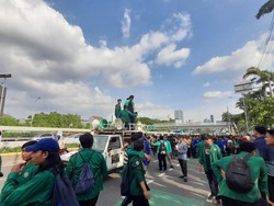 Massa Mahasiswa Long March ke Gedung DPR RI Minta KUHP Baru Dicabut