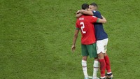 Mbappe dan Hakimi menjadi sorotan dalam duel Prancis Vs Maroko tadi malam. (Manuel Reino Berengui/Getty Images)  