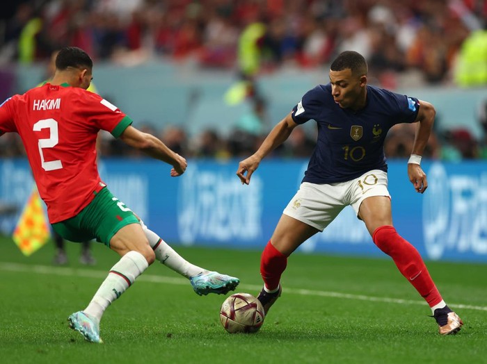 AL KHOR, QATAR - DECEMBER 14: Kylian Mbappé of France and Achraf Hakimi of Morocco in action during the FIFA World Cup Qatar 2022 semi final match between France and Morocco at Al Bayt Stadium on December 14, 2022 in Al Khor, Qatar. (Photo by Amin Mohammad Jamali/Getty Images)