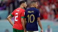 Momen kedekatan Mbappe-Hakimi menjadi salah satu daya tarik dari pertandingan semifinal Piala Dunia Maroko Vs Prancis. (Rico Brouwer/Soccrates/Getty Images)  