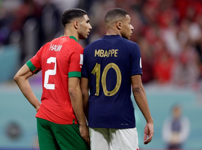 AL KHOR, QATAR - DECEMBER 14: (L-R) Achraf Hakimi of Morocco, Kylian Mbappe of France  during the  World Cup match between France  v Morocco at the Al Bayt Stadium on December 14, 2022 in Al Khor Qatar (Photo by Rico Brouwer/Soccrates/Getty Images)