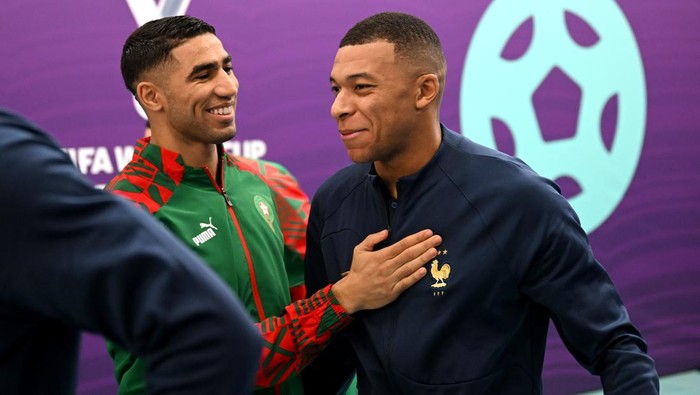 Mbappe-Hakimi Pamer Keakraban di Laga Prancis Vs Maroko AL KHOR, QATAR - DECEMBER 14: Achraf Hakimi of Morocco and Kylian Mbappe of France greet in the tunnel prior to the FIFA World Cup Qatar 2022 semi final match between France and Morocco at Al Bayt Stadium on December 14, 2022 in Al Khor, Qatar. (Photo by Michael Regan - FIFA/FIFA via Getty Images)