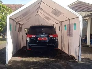 Duh! Tenda Pengungsi Dijadikan Parkir Mobil Plat Merah di Cianjur