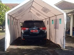 Duh! Tenda Pengungsi Dijadikan Parkir Mobil Plat Merah di Cianjur