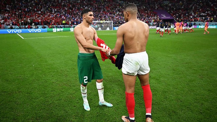 AL KHOR, QATAR - DECEMBER 14: Achraf Hakimi of Morocco swaps shirts with Kylian Mbappe of France after the FIFA World Cup Qatar 2022 semi final match between France and Morocco at Al Bayt Stadium on December 14, 2022 in Al Khor, Qatar. (Photo by Michael Regan - FIFA/FIFA via Getty Images)