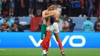 Usai laga berakhir, Mbappe dan Hakimi bertukar jersey. Dua sahabat beda negara ini berpelukan sebelum memberikan jersey masing-masing. (Buda Mendes/Getty Images)  