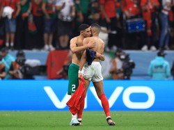 Usai laga berakhir, Mbappe dan Hakimi bertukar jersey. Dua sahabat beda negara ini berpelukan sebelum memberikan jersey masing-masing. (Buda Mendes/Getty Images)  