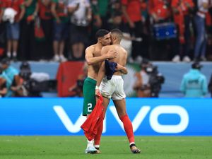 Momen Mbappe dan Hakimi Bertukar Jersey Momen Mbappe dan Hakimi Bertukar Jersey