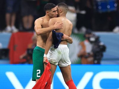 Momen Dua Sabahat Mbappe-Hakimi Tukeran Jersey