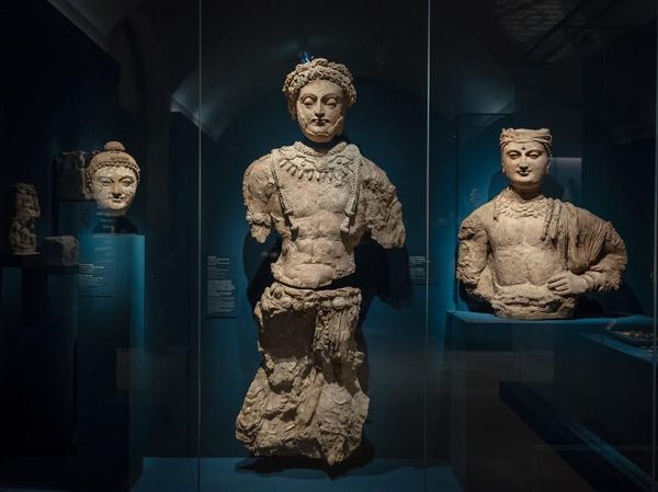 Mengintip Harta Karun Uzbekistan di Museum Seni Terbesar di Dunia