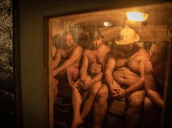 Pasukan Ukraina Rehat Sejenak di Sauna Bawah Tanah