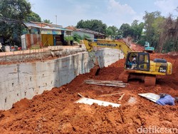 Perbaikan Longsor Jl Pangkalan 1A Bantargebang: Turap Selesai Dipasang