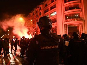 Pesta Pendukung Prancis Berujung Ricuh di Paris Pesta Pendukung Prancis Berujung Ricuh di Paris