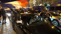 Kemenangan ini disambut suka cinta dengan berpawai di jalan-jalan Kota Paris.