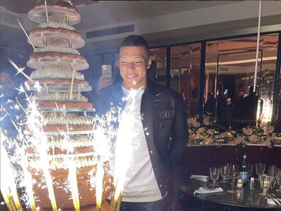 Prancis Masuk Final, Ini Mbappe Saat Pose dengan Kue hingga Makan di Resto