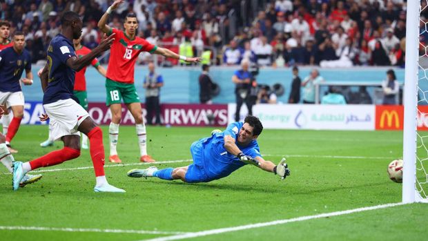14 December 2022, Qatar, Al-Chaur: Soccer, World Cup 2022 in Qatar, France - Morocco, semi-final, France's Randal Kolo Muani (l) scores his goal against Morocco's goalkeeper Bono to make it 2-0. Photo: Tom Weller/dpa (Photo by Tom Weller/picture alliance via Getty Images)