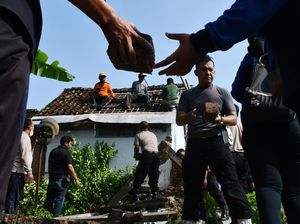 Rumah Warga yang Rusak Akibat Puting Beliung di Madiun Mulai Diperbaiki Rumah Warga yang Rusak Akibat Puting Beliung di Madiun Mulai Diperbaiki