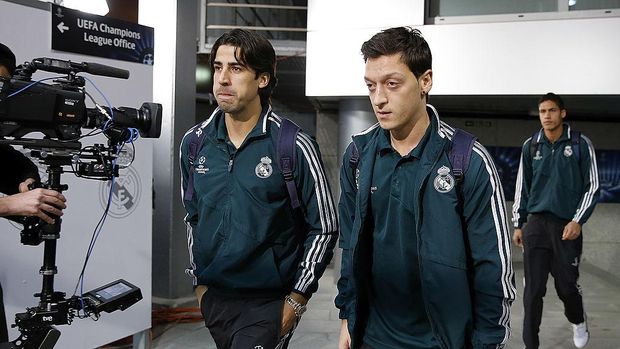 MADRID, SPAIN - DECEMBER 04:  Mesut Ozil (R) and Sami Khedira of Real Madrid arrive before the UEFA Champions League Group D match between Real Madrid and Ajax Amsterdam at Estadio Santiago Bernabeu on December 4, 2012 in Madrid, Spain. (Photo by Angel Martinez/Real Madrid via Getty Images)